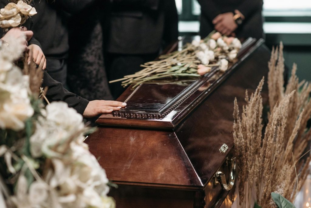 Cliente teve de pagar funeral com os próprios recursos, mas garantiu indenização na Justiça. (Foto: Pexels)