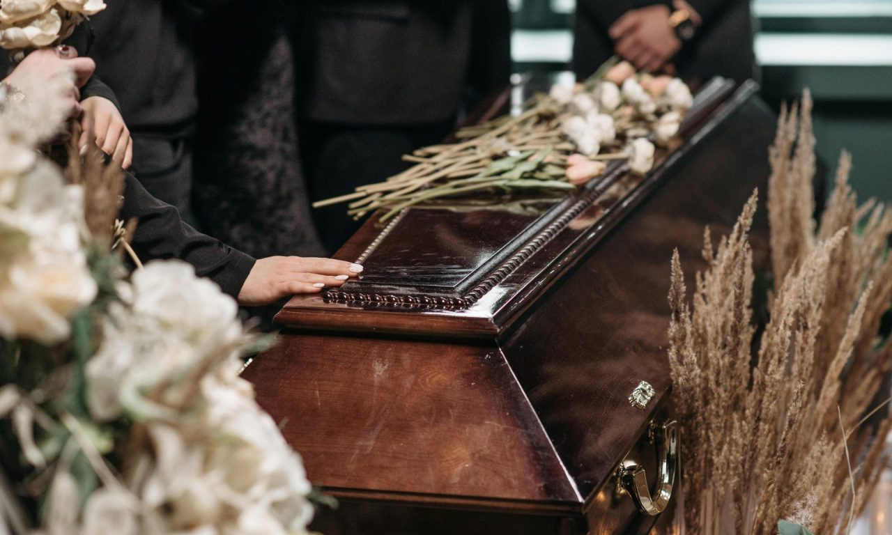 Cliente teve de pagar funeral com os próprios recursos, mas garantiu indenização na Justiça. (Foto: Pexels)