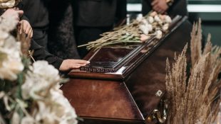 Cliente teve de pagar funeral com os próprios recursos, mas garantiu indenização na Justiça. (Foto: Pexels)