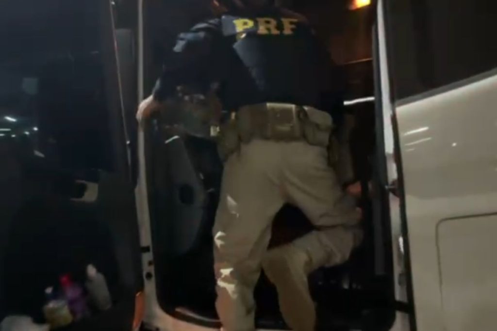 Motorista é preso na BR-153 após fiscalização da PRF descobrir o que ele levava no veículo