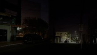 Rua 07 de Setembro, no Centro de Anápolis, continua no escuro.