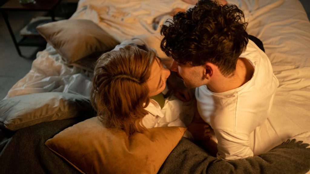 Sexo pela manhã ou à noite: qual traz mais benefícios para o corpo, segundo especialistas em saúde