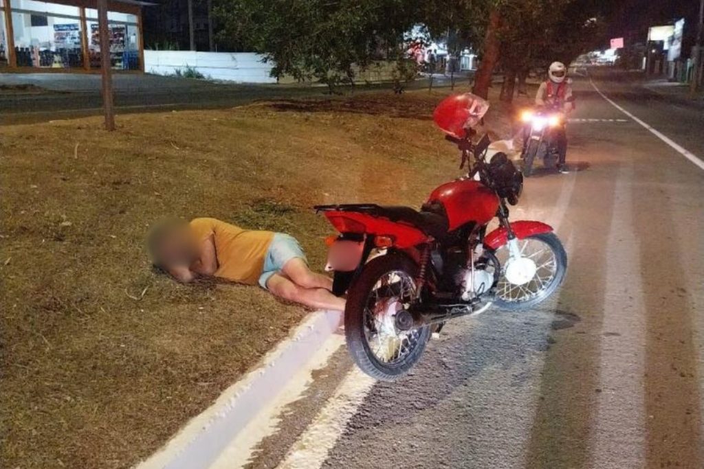 Motociclista bêbado é preso em Anápolis após ser encontrado "tirando um cochilo" na Avenida Brasil