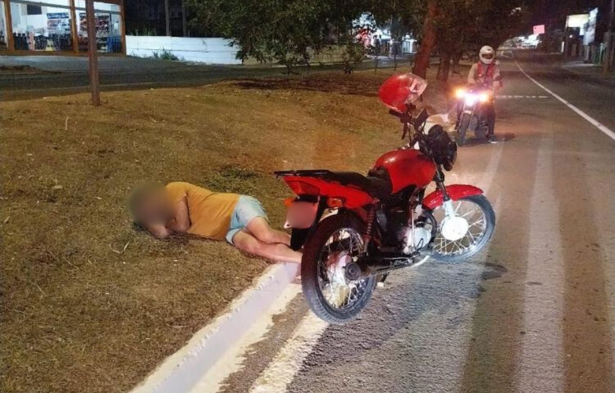 Motociclista bêbado é preso em Anápolis após ser encontrado "tirando um cochilo" na Avenida Brasil