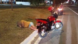 Motociclista bêbado é preso em Anápolis após ser encontrado "tirando um cochilo" na Avenida Brasil