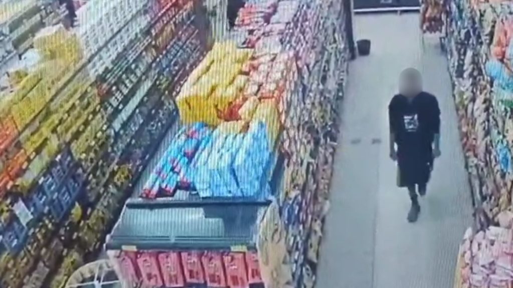 Câmeras flagraram ação do cliente.