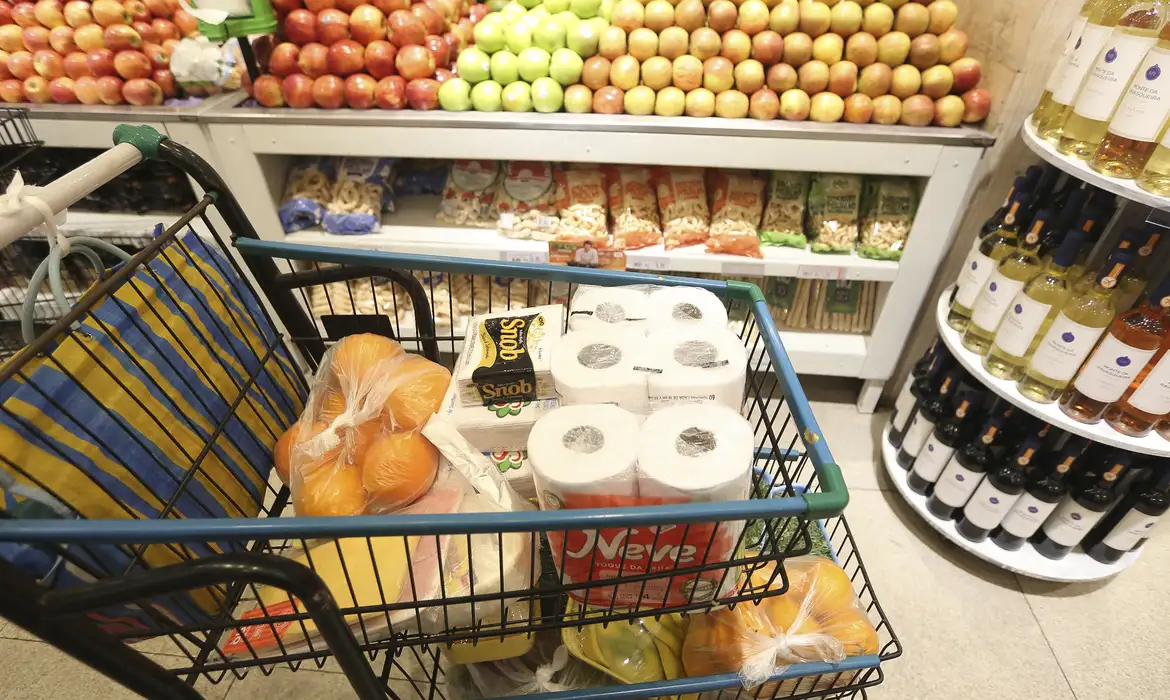6 dicas infalíveis para economizar toda vez que você for ao mercado (e parar de gastar à toa)