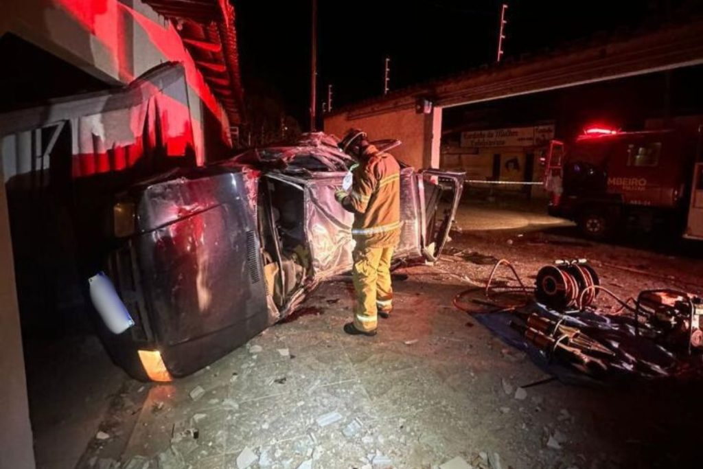 Jovem morre após perder controle do carro e colidir contra muro de casa, em Goiás