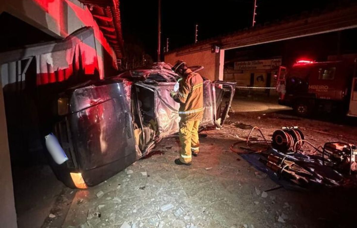 Jovem morre após perder controle do carro e colidir contra muro de casa, em Goiás