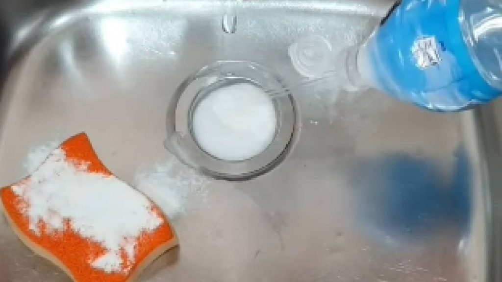 Coloque vinagre no ralo à noite e veja como sua cozinha muda no dia seguinte