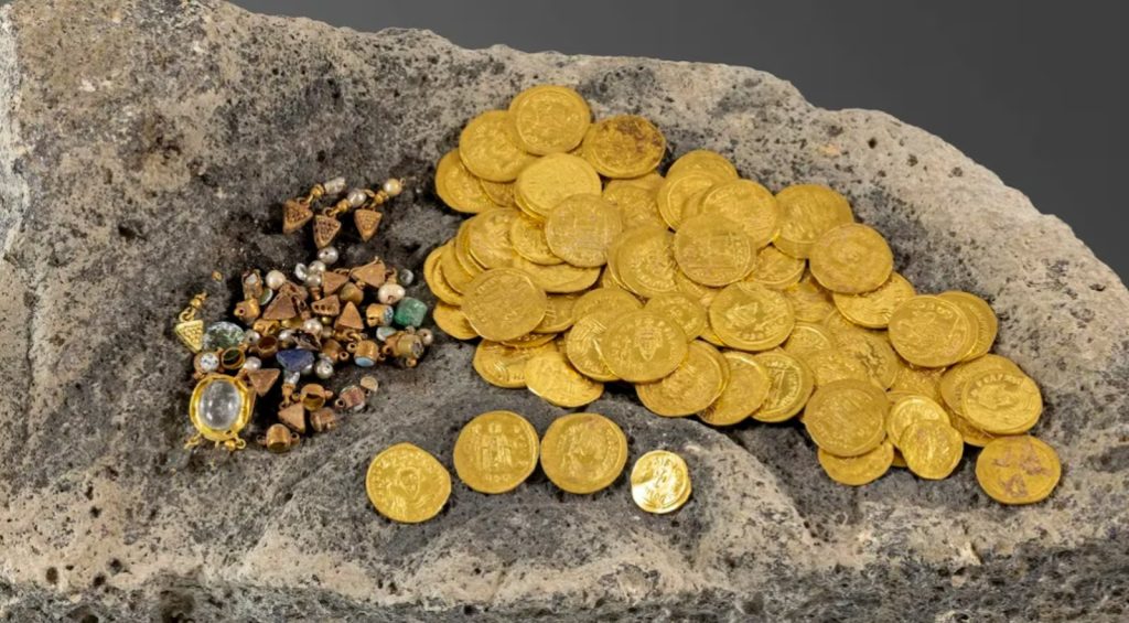 Homem encontra tesouro do século VI, mas é obrigado a devolver após valor do achado vir à tona