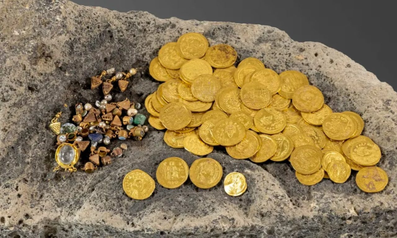 Descoberto tesouro com moedas de ouro raras joias de quase 1.500 anos