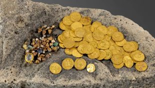Descoberto tesouro com moedas de ouro raras joias de quase 1.500 anos