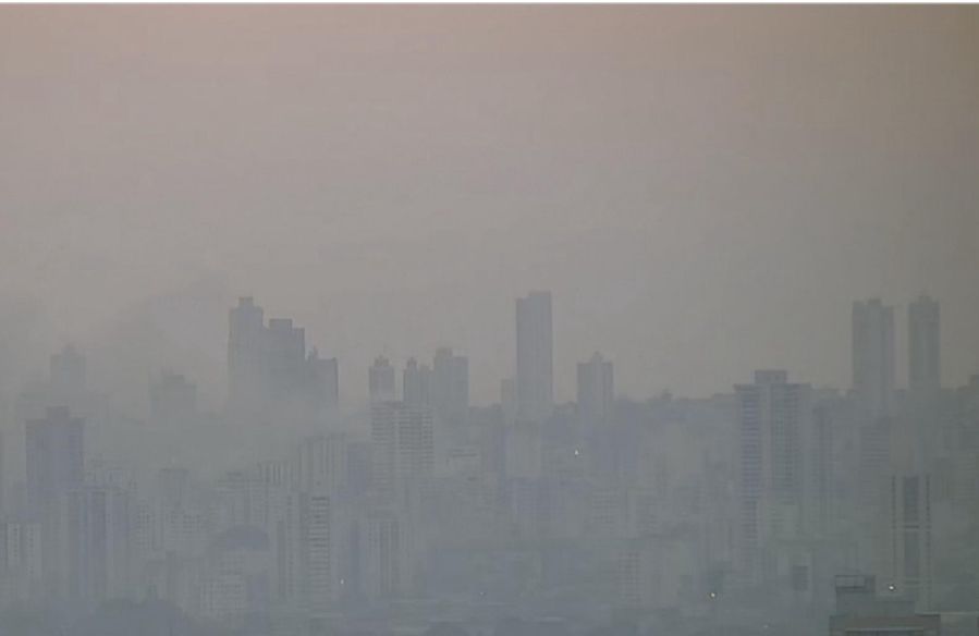Centro de Goiânia amanhece tomado por fumaça após incêndio em lojas