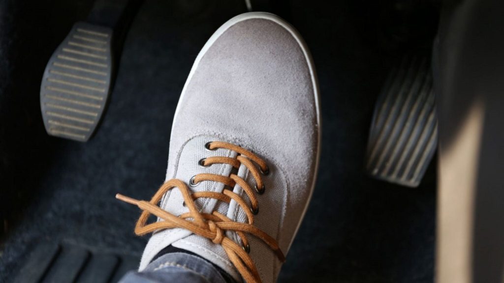 Motorista pisa no pedal do freio