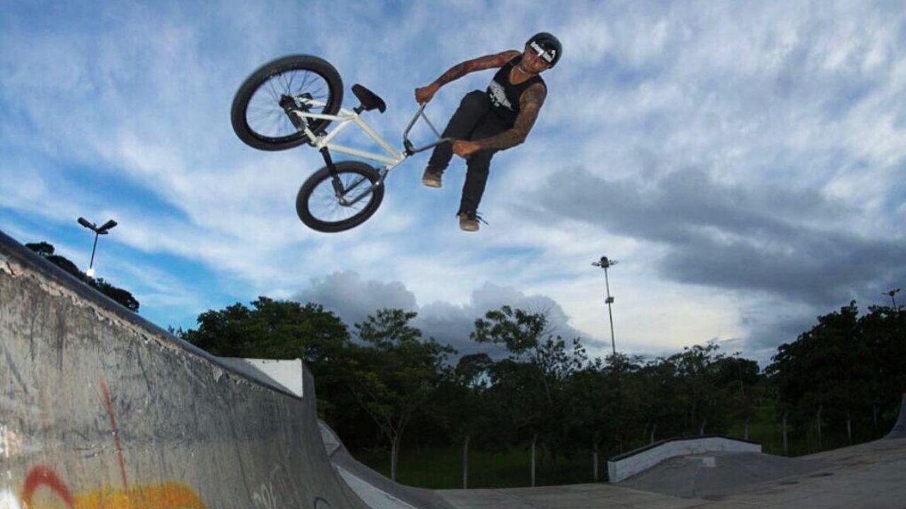 Anápolis recebe evento com campeonato de manobras de bicicleta no parque JK