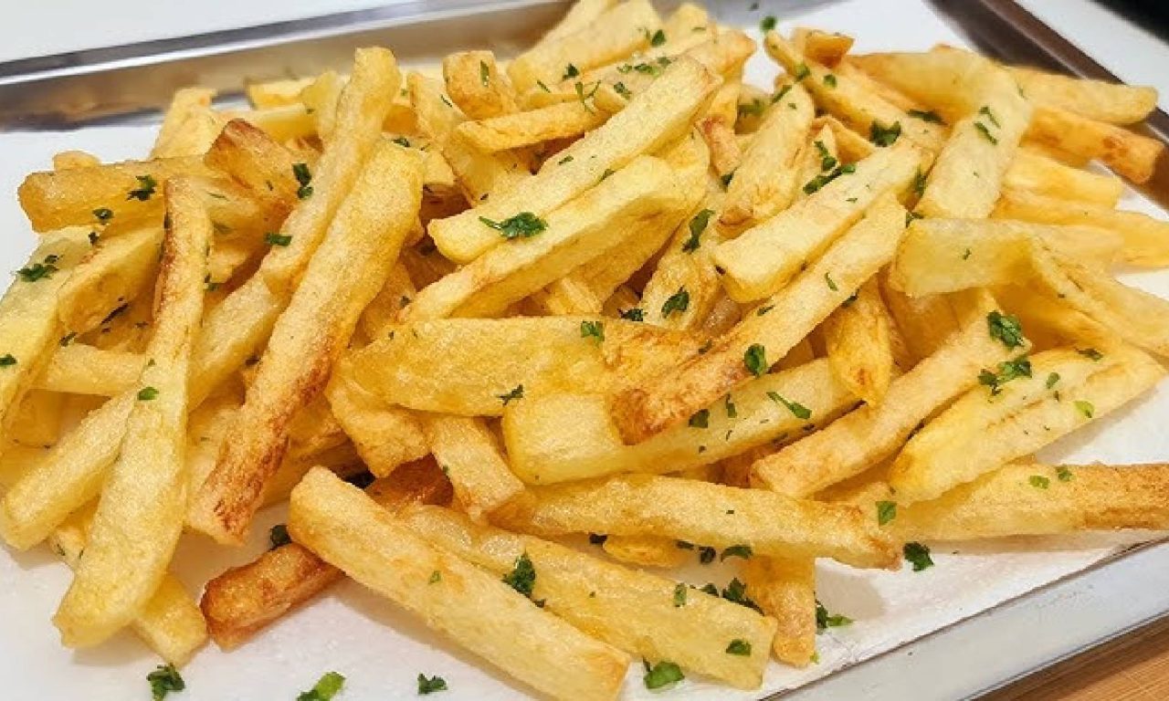 O segredo revelado para a batata frita ficar crocante igual às das melhores lanchonetes