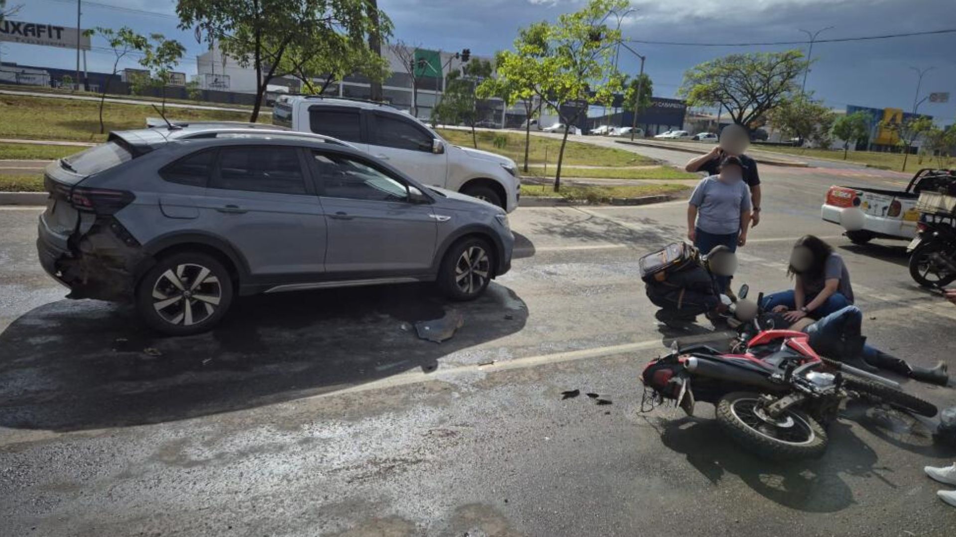 Testemunhas socorreram a vítima. Carro teve peça destruída pela colisão. 