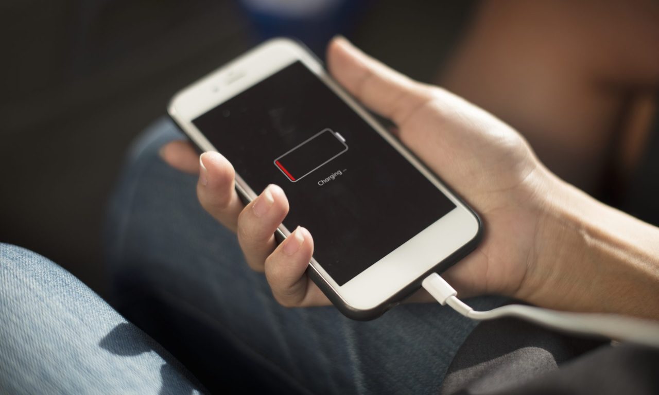 6 soluções possíveis para os celulares que não carregam mesmo com carregador na tomada