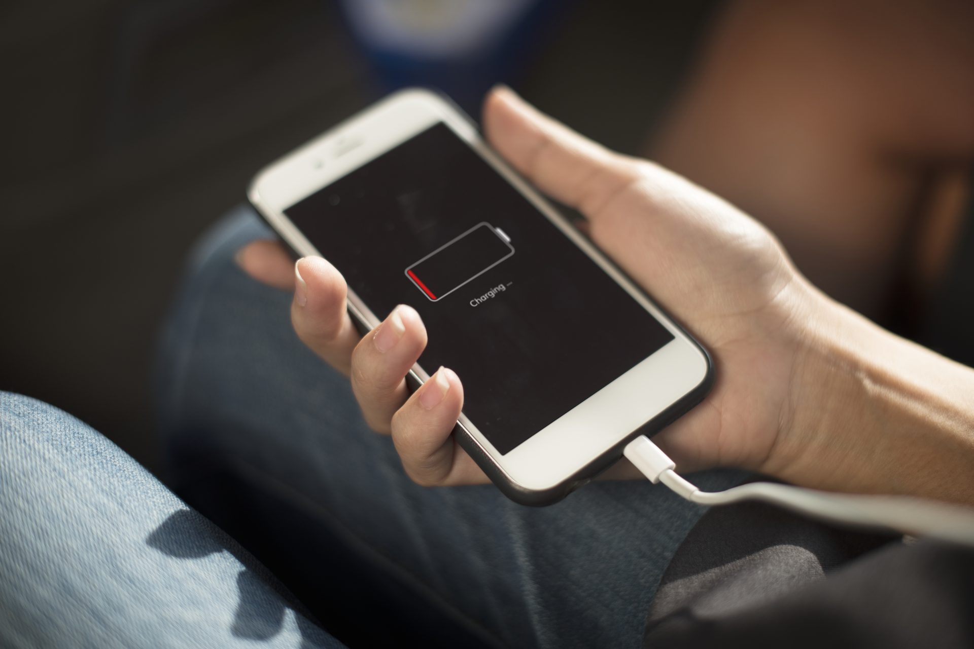 6 soluções possíveis para os celulares que não carregam mesmo com carregador na tomada