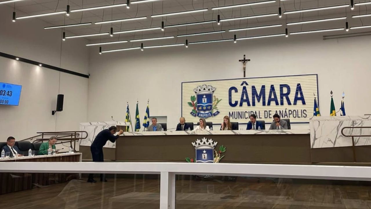 Câmara deve aprovar “Lei João Victor” para obrigar Equatorial Goiás a organizar fios em postes de Anápolis