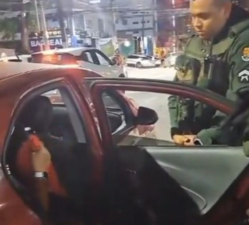 Motorista de aplicativo precisa chamar polícia para passageira que entrou no carro