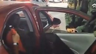 Motorista de aplicativo precisa chamar polícia para passageira que entrou no carro