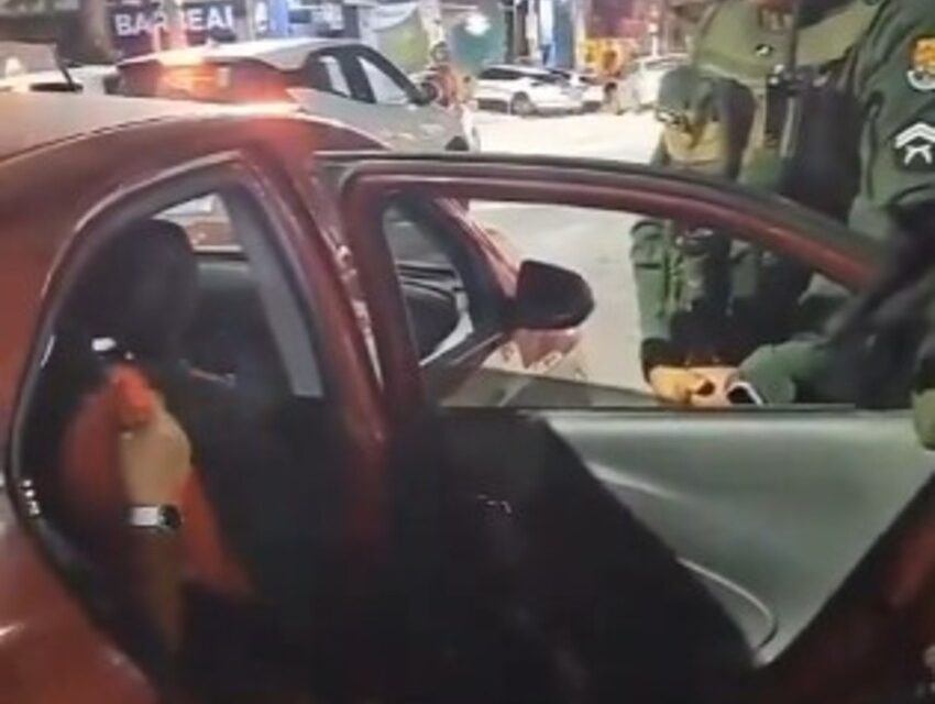 Motorista de aplicativo precisa chamar polícia para passageira que entrou no carro