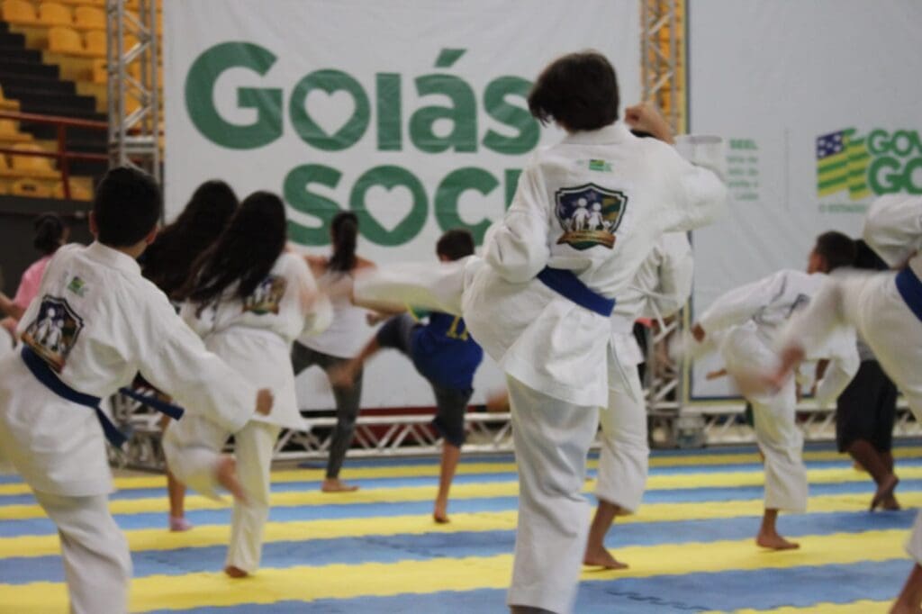 Crianças e adolescentes de Anápolis terão aulas gratuitas de karatê, jiu-jitsu, capoeira e taekwondo com material incluso