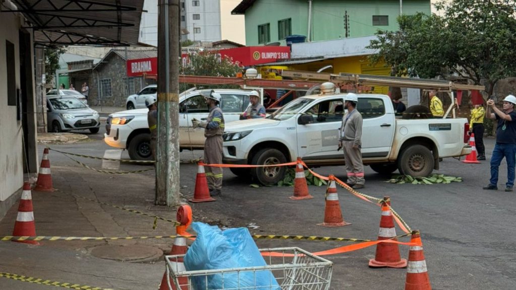 Criança morreu eletrocutada após encostar em fio elétrico.