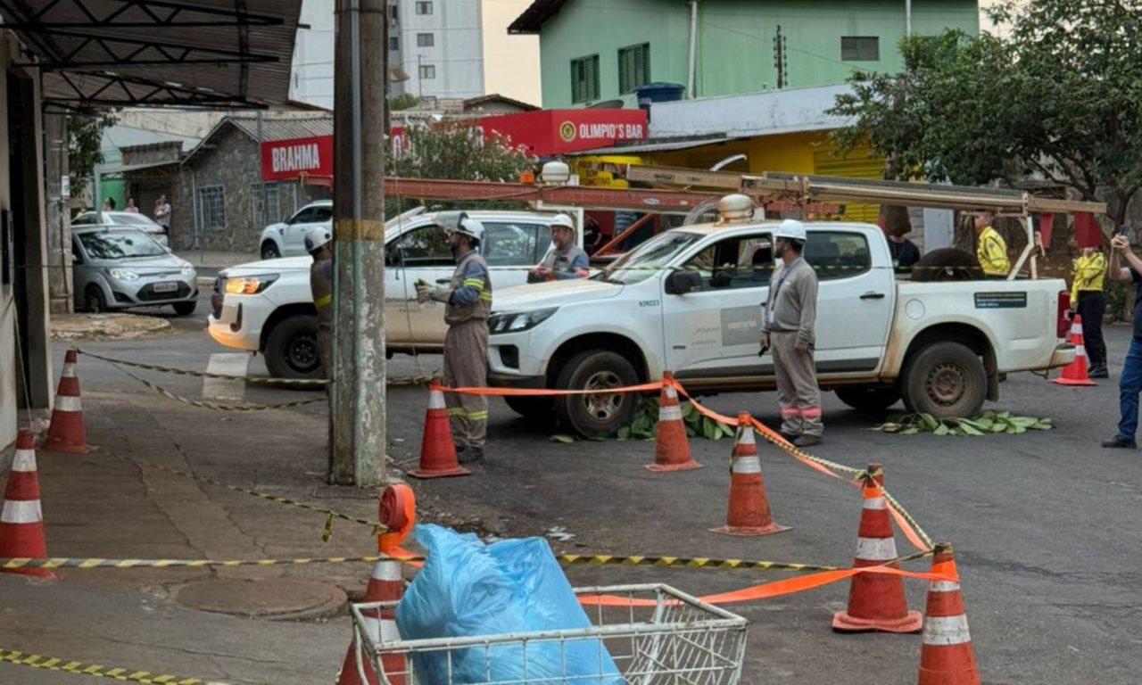 Criança morreu eletrocutada após encostar em fio elétrico.