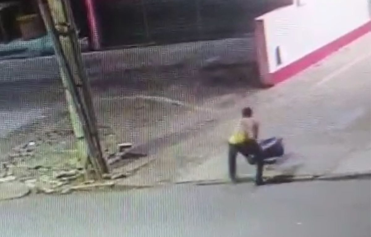 Imagem mostra homem sendo agredido com barra de ferro durante discussão em Anápolis.