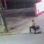 Imagem mostra homem sendo agredido com barra de ferro durante discussão em Anápolis.