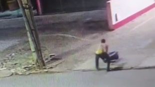 Imagem mostra homem sendo agredido com barra de ferro durante discussão em Anápolis.