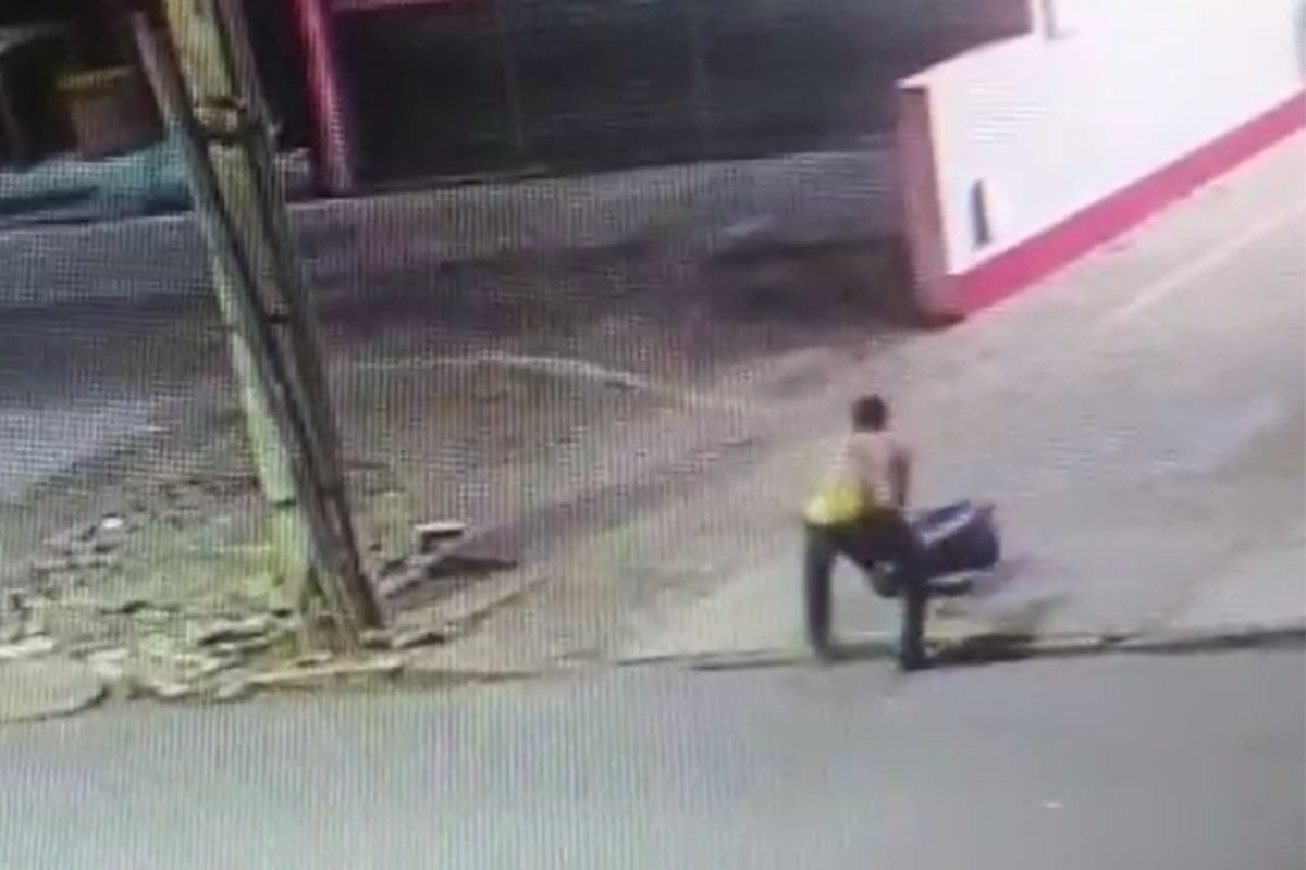 Imagem mostra homem sendo agredido com barra de ferro durante discussão em Anápolis.