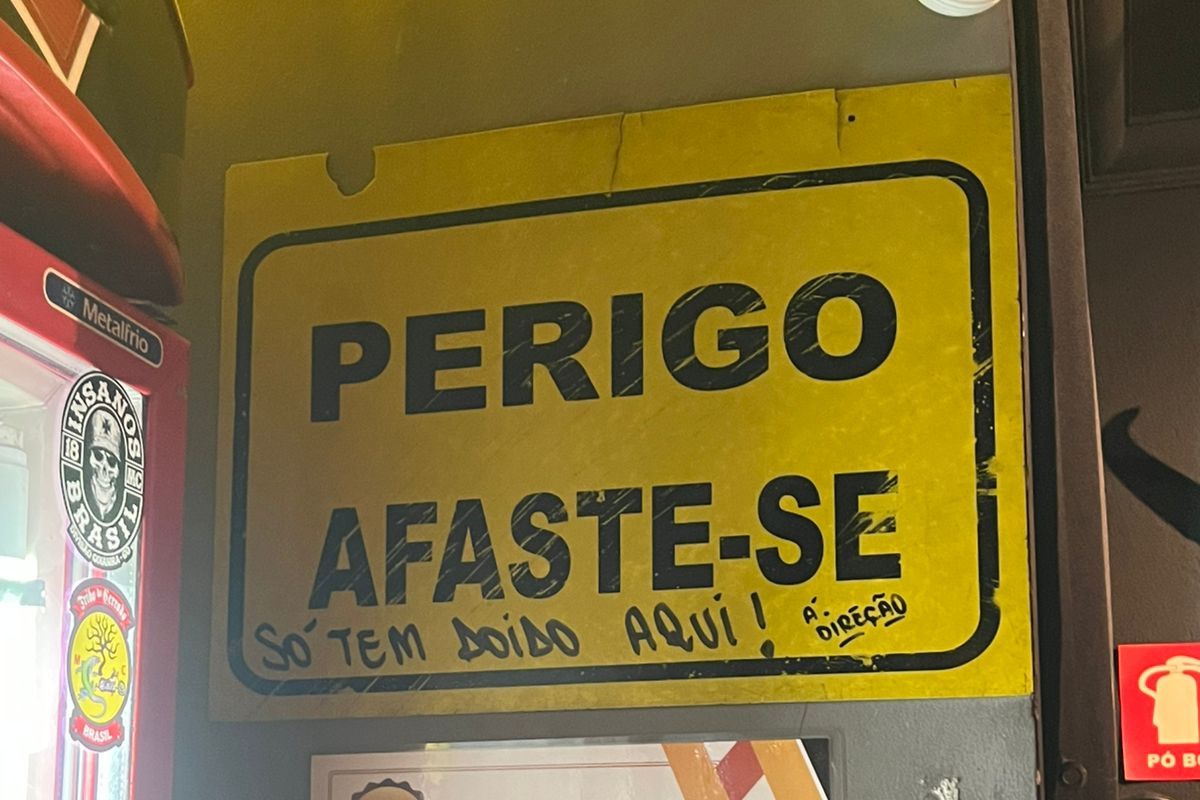 Placa colocada em hamburgueria de Goiânia chama atenção de clientes