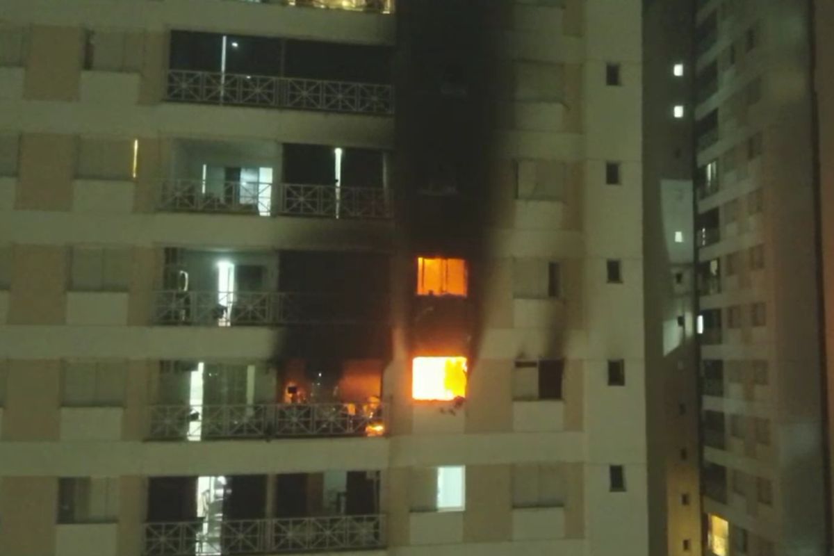 Moradores de 60 apartamentos ficam sem poder voltar pra casa após incêndio em Goiânia