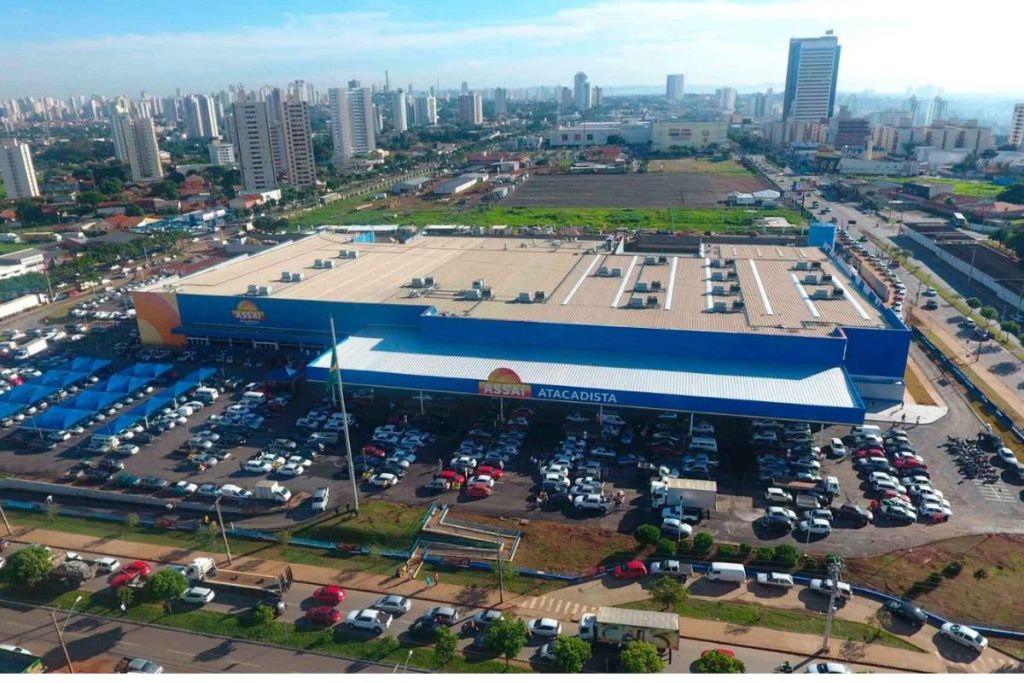 Imagem mostra fachada do Assaí,e m Goiânia.