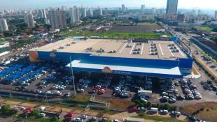 Imagem mostra fachada do Assaí,e m Goiânia.