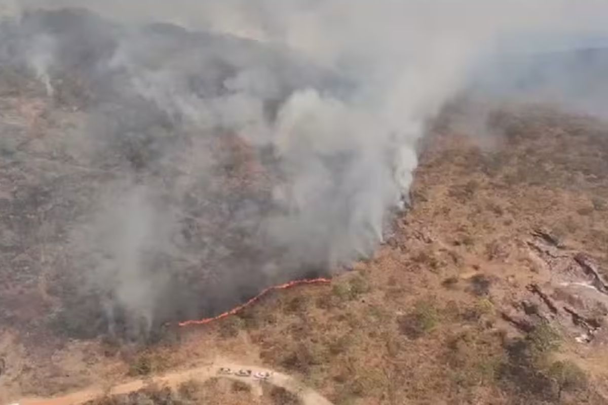 Prefeitura de Pirenópolis faz alerta a turistas diante de incêndio que atinge a cidade há dias