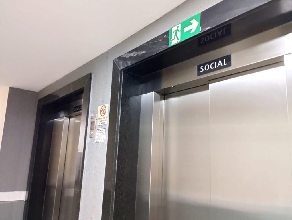 Projeto de lei quer acabar com a distinção entre elevador social e de serviço (Foto: Reprodução)
