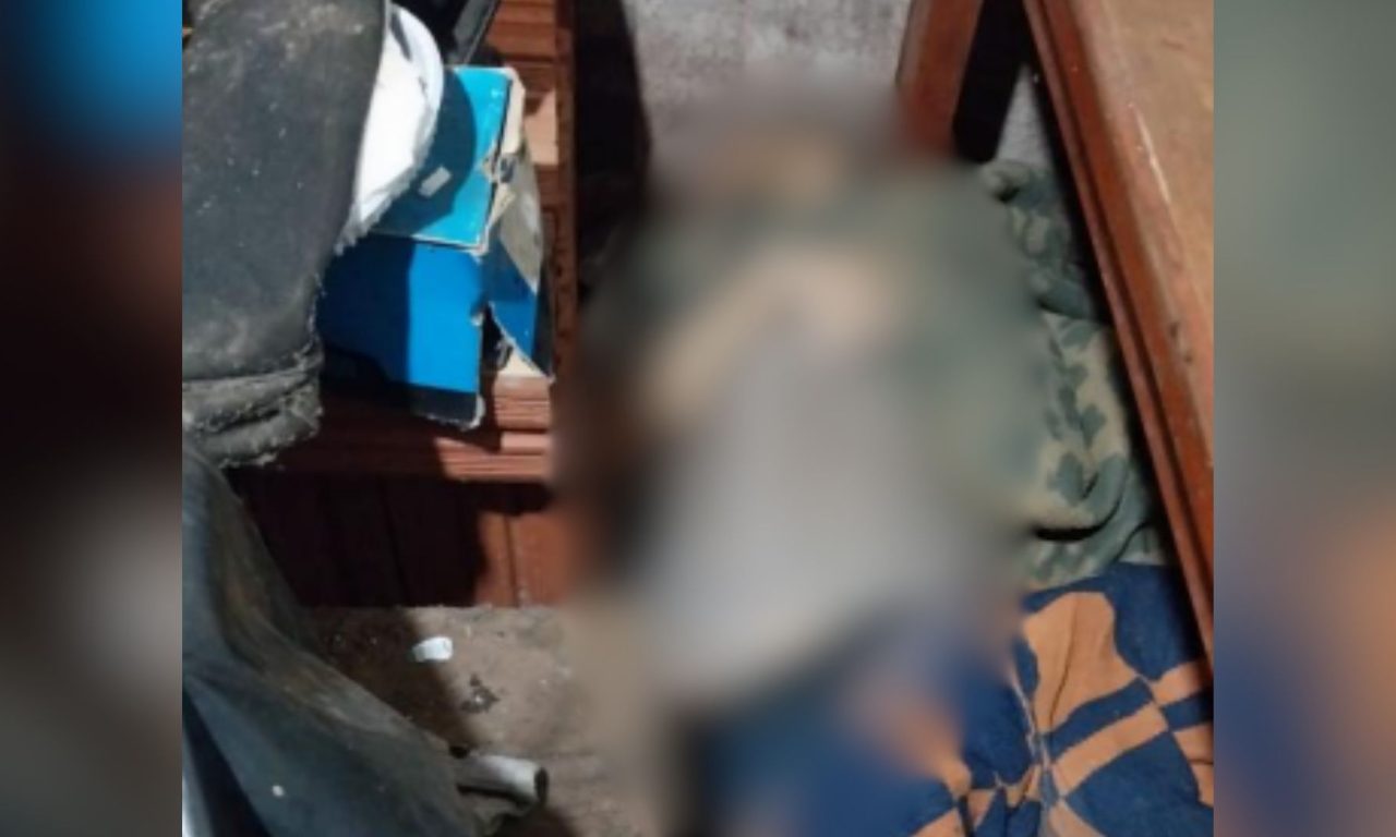 Homem foi achado deitado no chão, já sem vida.