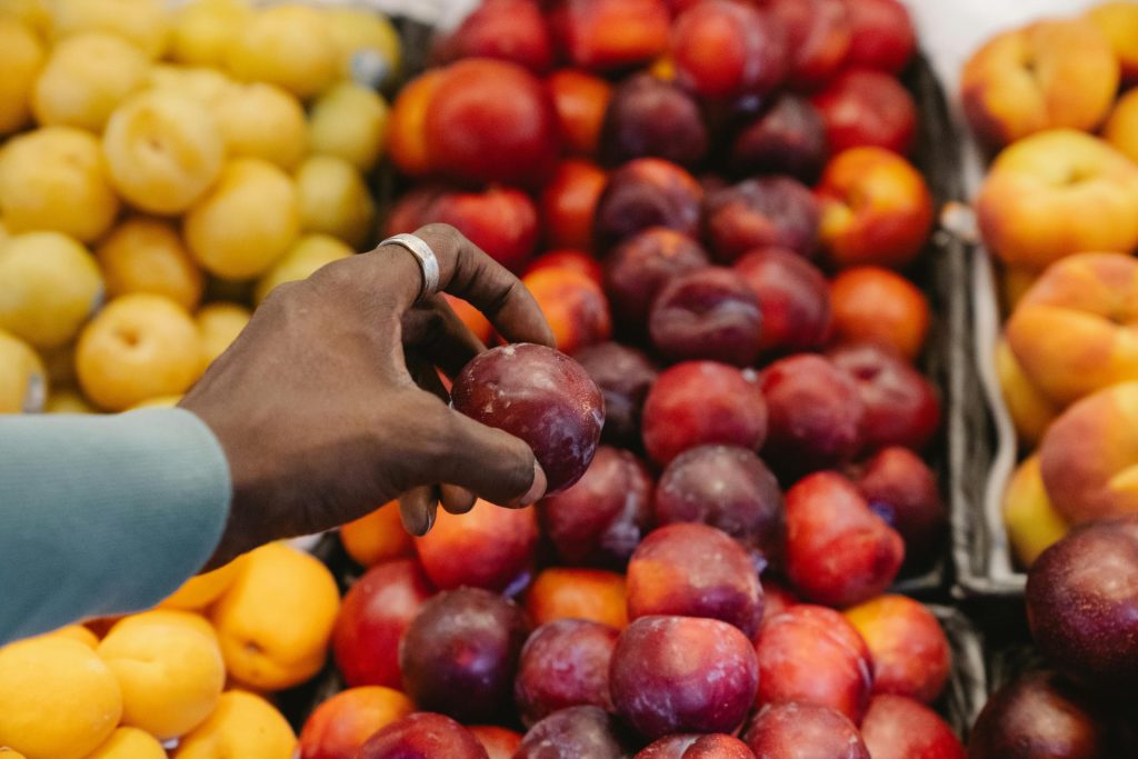 “Ouro negro” da saúde: fruta fortalece os ossos e estimula o colágeno