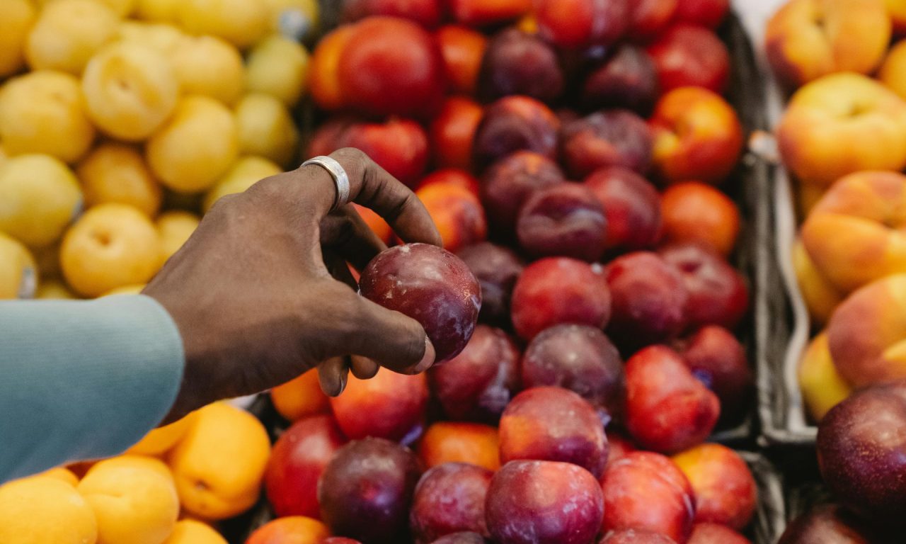 “Ouro negro” da saúde: fruta fortalece os ossos e estimula o colágeno