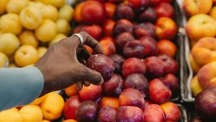 “Ouro negro” da saúde: fruta fortalece os ossos e estimula o colágeno