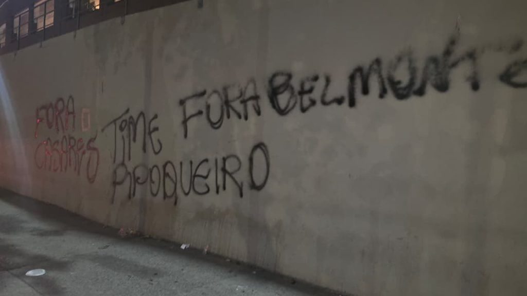 Pichação jogo do São Paulo após eliminação