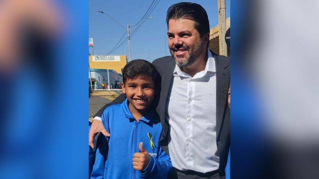 João Victor, de 10 anos, ao lado do prefeito Márcio Corrêa.