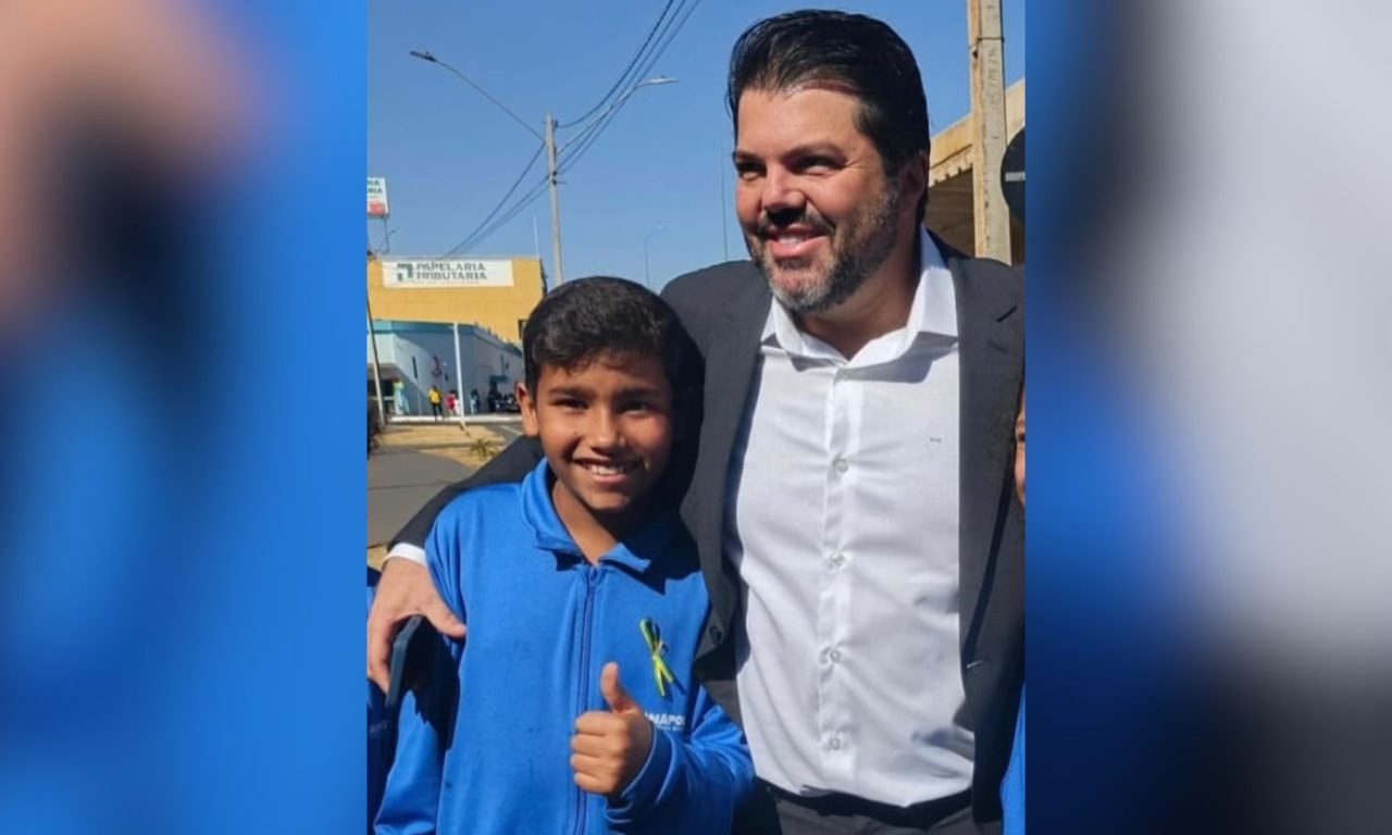 João Victor, de 10 anos, ao lado do prefeito Márcio Corrêa.