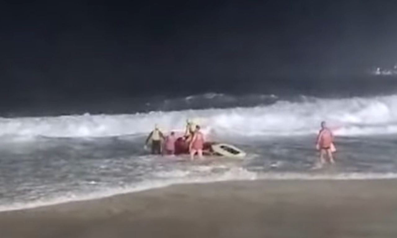 Afogamento aconteceu na Praia do Leme, no Rio de Janeiro. (Foto: Captura de Tela/Youtube/SBT News)
