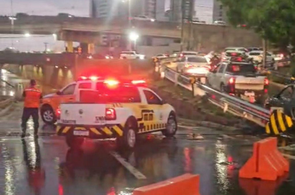 Marginal Botafogo precisou ser interditada após córrego transbordar por conta da chuva.